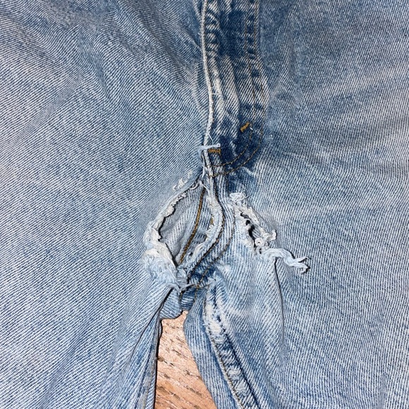 Men’s Vintage Distressed Levi’s 505 zipper fly denim jeans - Picture 7 of 9